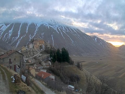 Castelluccio di Norcia webcam, Umbria, Italy