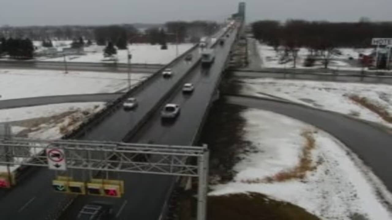 Live Pont Laviolette camera showing traffic crossing the Saint Lawrence River in Quebec.