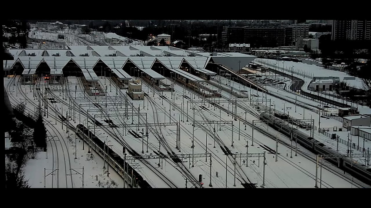 Snow-covered tracks and the sawtooth roof of Warsaw Zachodnia station on the live webcam