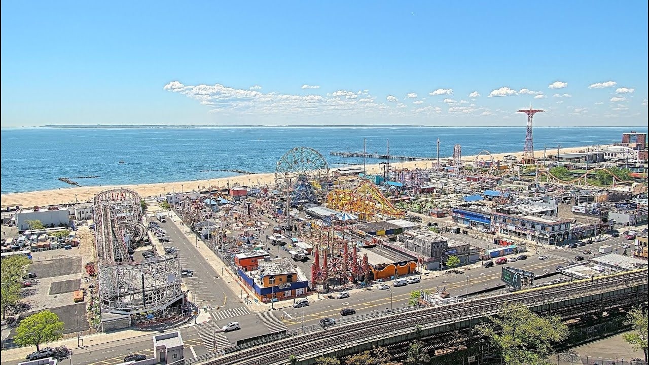 Coney Island's Cyclone, Wonder Wheel and Parachute Jump beside the beach on the live webcam