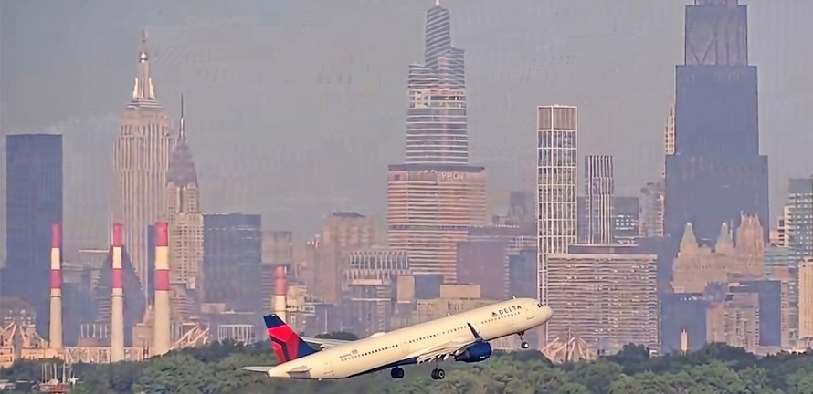 Delta jet leaving LaGuardia with the Empire State Building behind, on the live webcam